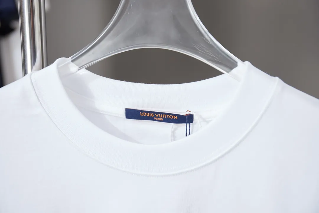 🅿️190 1V 25SS early spring new style patch embroidered letters graffiti short sleeves light luxury essential item for daily commuting for men and women correct version welcome to compare detailed features · 320g 100% pure cotton double yarn jersey fabric · Custom dyed in the same vat, special thickened 32 pieces double-strand 1X1 thread · Imported Tajima machine patch embroidery classic LV petal icon pattern. Graffiti hand-painted LV letter printing · Double-needle sewing and cross-seam technology · Original main mark, washed tag, brand moisture-proof paper packaging Color: black/white Size: S/M/L/XL